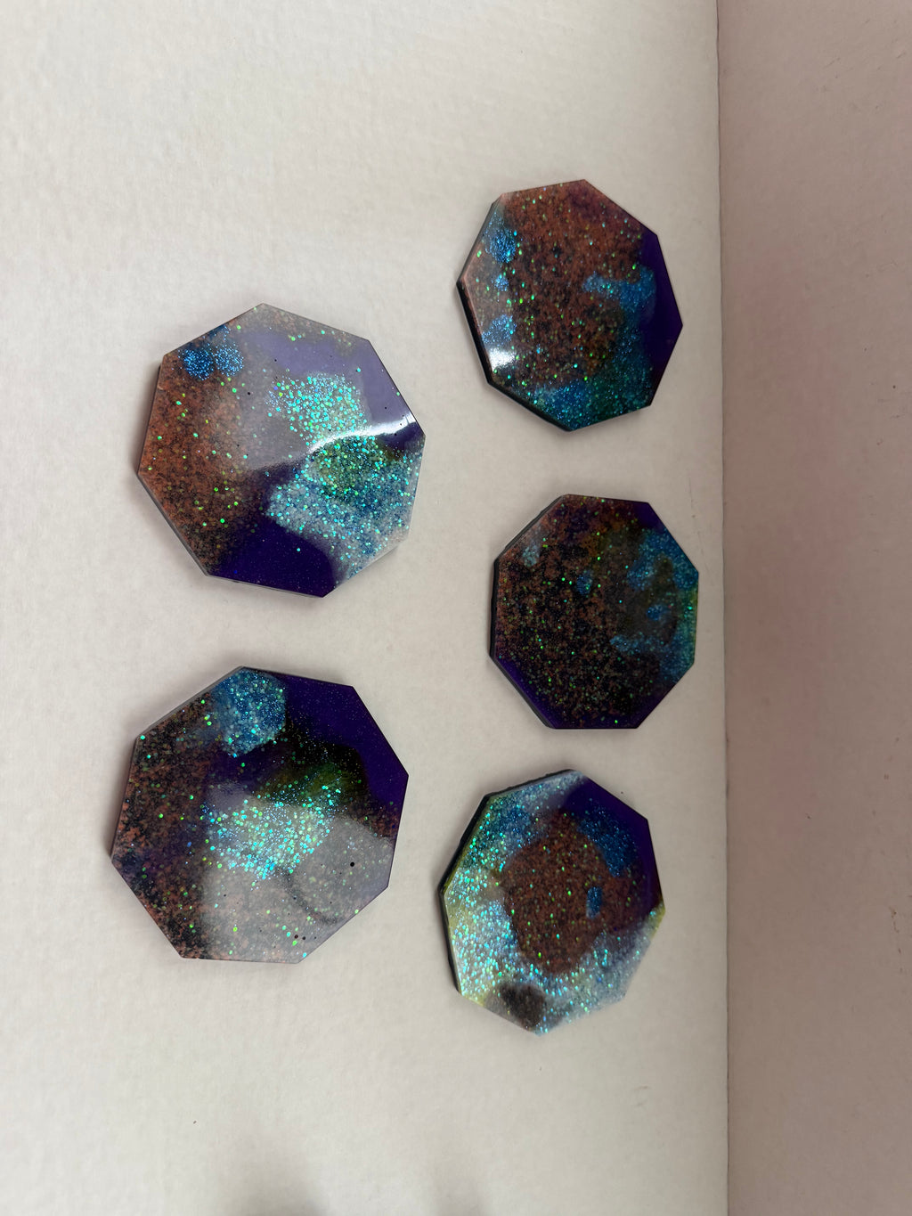 NORTHERN NIGHT LIGHTS — 4‑Piece Coaster & Holder Set